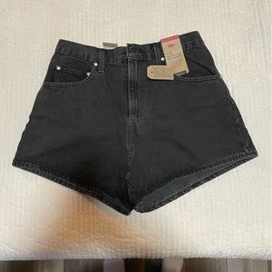 NWT Woman’s Levi’s mom jean short size 31